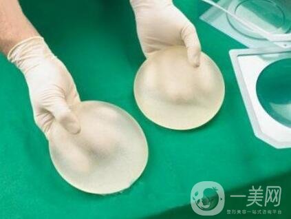 假體隆胸的技術(shù)目前已經(jīng)比較成熟，有些愛美的女士在胸部位置，想要借助假體，來擴大胸部的*果。 為了讓自己能夠突出獨特象征的身材，想到的方法就是選擇進行假體隆胸手術(shù)，通過做假體隆胸手術(shù)，可以讓我們擁有傲人的身姿。毛面隆胸假體外層有組紋，有種磨砂的手感，它的其在特點是可允許組織粘在表面，這樣*降低包膜縮小的可能，其中相對價格比其他的貴一些。