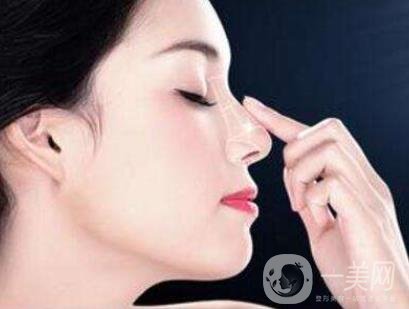  現(xiàn)在的女性大都愛(ài)美，都希望擁有白皙細(xì)膩的皮膚，但往往不受人自身的意志所控制，在臉上長(zhǎng)出各種各樣或多或少的斑點(diǎn)。那么斑是怎么形成的呢？它的形成既有內(nèi)部原因也有外部因素的影響。當(dāng)一個(gè)人處于高壓力的狀態(tài)下，或新陳代謝較為緩慢，內(nèi)分泌失調(diào)，家族遺傳等因素都會(huì)形成色斑，外部原因諸如紫外線照射，不良的清潔習(xí)慣等都是生成色斑的因素。 在各種祛斑方式里。激光祛斑也成了多數(shù)深受其影響之人的選擇，那么做此選擇之人*為關(guān)心的問(wèn)題就是激光祛斑好嗎？我們下面了解下激光祛斑。 激光祛斑的原理是細(xì)胞中的黑色素快速吸收激光后，產(chǎn)生極高的溫度，來(lái)粉碎氣化后的黑色素，*終被自身的吞噬細(xì)胞吞噬、清除，從而排出體外，激光祛斑就是用不同的激光在斑點(diǎn)部位透過(guò)表層皮膚直接作用于黑色素細(xì)胞，將其破壞排出。由于色斑種類(lèi)不同，進(jìn)行的手術(shù)次數(shù)也不同。 不同波長(zhǎng)的激光針對(duì)不同的色斑，產(chǎn)生的能量也各不相同，對(duì)疼痛的刺激也不盡相同，有的需要打麻藥或敷麻藥，有的則可直接進(jìn)行調(diào)節(jié)，視情況的不同或者患者自身實(shí)際需求做出相對(duì)應(yīng)的調(diào)節(jié)手術(shù)。 激光祛斑法是具有針對(duì)性的，相對(duì)更*一些。只有病變的細(xì)胞才會(huì)吸收與其相對(duì)應(yīng)的激光，而其余無(wú)斑點(diǎn)的皮膚是不會(huì)受損傷的，因而正常情況下激光祛斑是不會(huì)在皮膚上留疤痕的。先進(jìn)的激光技術(shù)還可以做到控制激光所到達(dá)的皮膚深度，脈沖可調(diào)節(jié)，從而能夠降低皮膚的損傷程度到*低程度。采用激光祛斑術(shù)后，不僅能清除面部斑點(diǎn)，同時(shí)光子具有嫩膚特性，利用這一特性還可改良膚質(zhì)，消除細(xì)小皺紋的作用。 但不得不說(shuō)的是，任何手術(shù)都是有風(fēng)險(xiǎn)的，有可能會(huì)引發(fā)并發(fā)癥。建議愛(ài)美者選擇可靠的醫(yī)療機(jī)構(gòu)進(jìn)行祛斑手術(shù)，降低風(fēng)險(xiǎn)祛斑手術(shù)的*性。