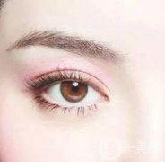 割雙眼皮眼睛腫了應(yīng)該怎么辦，疤克可以預(yù)防疤痕增生嗎