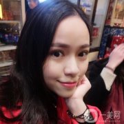 現(xiàn)在是做完小切口面部拉皮手術(shù)后的第二天，按規(guī)定做完手術(shù)后要在醫(yī)院觀察兩