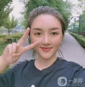 在我剛剛做完面部提升手術(shù)出來的時(shí)候，自己的臉部包裹著紗布，戴著頭套