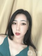 單眼皮的我看上去一點沒有神，我都閨蜜經(jīng)常說我該去做一個雙眼皮手術(shù)