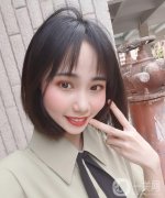 自從在醫(yī)院做了雙眼皮手術(shù)以后，身邊的朋友都說(shuō)我好像換了一張臉一樣