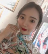 其實(shí)仔細(xì)看我的皮膚，雖然面部松弛還不是特別嚴(yán)重，但是仔細(xì)看會有很多明顯
