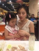 手術(shù)的時(shí)候選擇的是局部麻醉，醫(yī)生在注射麻藥以后慢慢的自己臉部有了反應(yīng)，