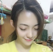 我給了自己很大的勇氣，簡單的做了個(gè)假體