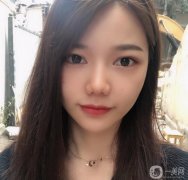 一直特別不滿意他的下巴，短下巴看起來肉肉的