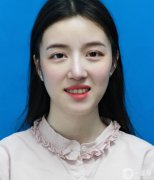 因?yàn)檠例X不好看，自拍的時(shí)候不想露出牙齒，不敢笑