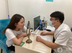 聽了醫(yī)生的建議后，我決定做面部吸脂手術(shù)