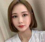 后來知道了整形醫(yī)院，一開始對(duì)切開雙眼皮有點(diǎn)抵觸，有點(diǎn)害怕