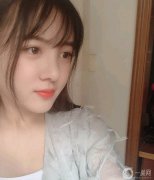 終于得到了夢(mèng)寐以求的雙眼皮手術(shù)，因?yàn)樵瓉淼碾p眼皮太薄，兩邊的雙眼皮太丑