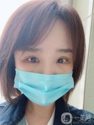 做完眼綜合手術(shù)，出了手術(shù)室，我就趕緊拍了一張照片