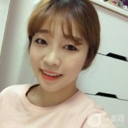 本人的皮膚還是嫩滑的，就是皮膚嚴(yán)重的下垂，使整個(gè)臉也是越來越老