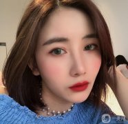 我用棉簽擦了擦鼻子，做了一些術(shù)后護(hù)理