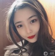 現(xiàn)在臉上的痘印和痘斑褪得多了，皮膚白多了，細膩多了，妝也沒有卡粉了