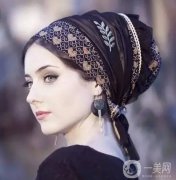 迷你絲巾與頭巾的新潮綁法，增添造型亮點(diǎn)