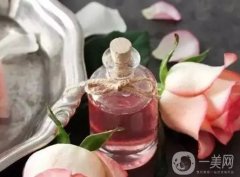 玫瑰精油滴肚臍：美容養(yǎng)顏、調(diào)理身體的好處