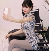 藍色短碎花旗袍與灰色襪子的韻味搭配，穿越時空的美麗印記