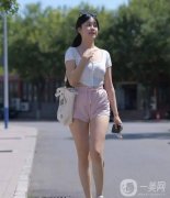 夏日魔法穿搭：白色低胸開衫搭配粉色短褲，展現(xiàn)女性魅力