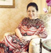 艷麗與花哨？不，向太展示了真正的貴婦穿搭