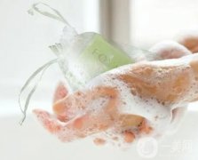 肥皂洗臉對皮膚的影響：利弊與建議
